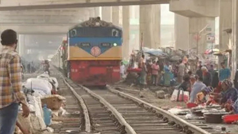 কারওয়ান বাজারে ট্রেনের ধাক্কায় অজ্ঞাত ব্যক্তির মৃত্যু