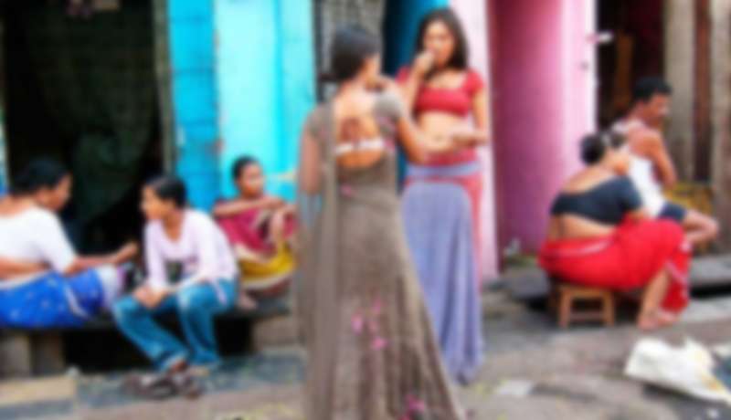 Suzish sandiqlarida va holda sexy yigitlar