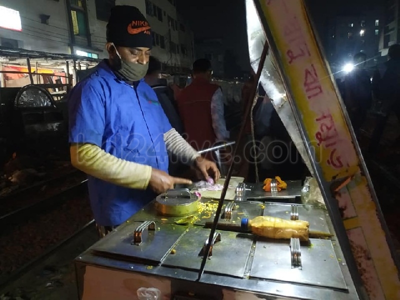 করোনায় চাকরিচ্যুত, ঝালমুড়ি বিক্রি করেই চলে আবু তালেবের সংসার