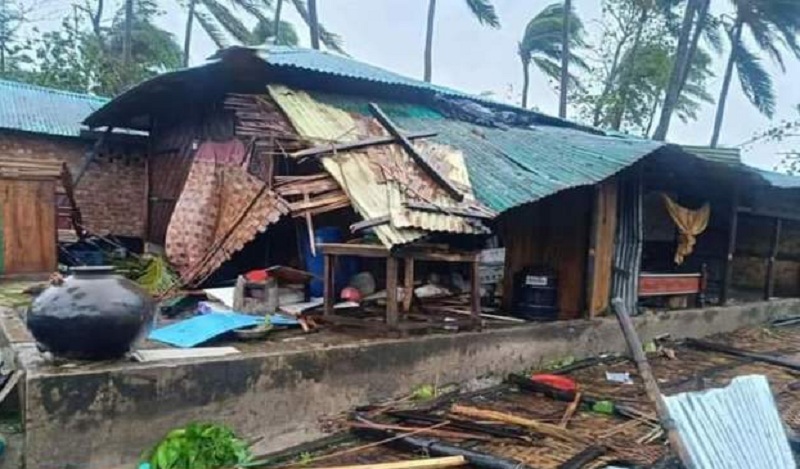 কক্সবাজারে ১০ হাজার ঘর বিধ্বস্ত, ঘুরে দাঁড়ানোর চেষ্টা | BD24Live.com